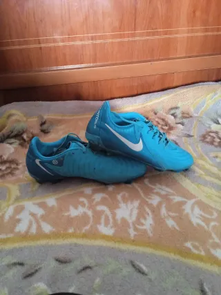 Botas de fútbol Adidas Predator y Nike Phantom