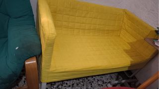 Sofá de tela amarillo y verde