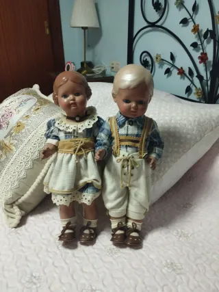 Coppia di bambole antiche