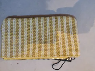 Cartera de mujer con rayas amarillas
