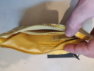 Cartera de mujer con rayas amarillas