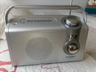Radio Portátil AM/FM Suntech RP-5500.