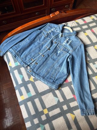 Cazadora vaquera desgastada con bordado