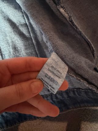 Cazadora vaquera desgastada con bordado