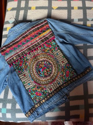 Cazadora vaquera desgastada con bordado