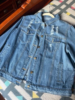 Cazadora vaquera desgastada con bordado