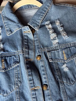 Cazadora vaquera desgastada con bordado