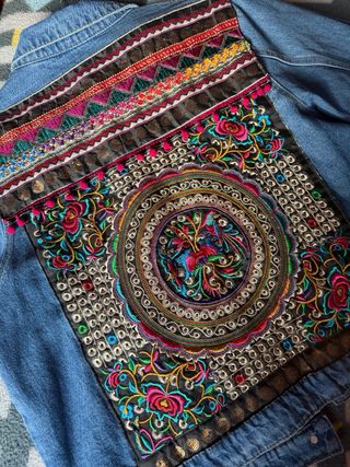 Cazadora vaquera desgastada con bordado