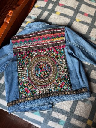 Cazadora vaquera desgastada con bordado