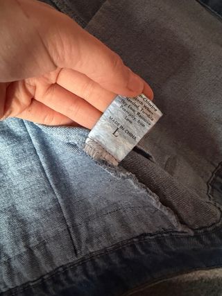 Cazadora vaquera desgastada con bordado