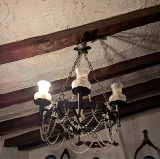 Lámpara de hierro forjado con cristal.