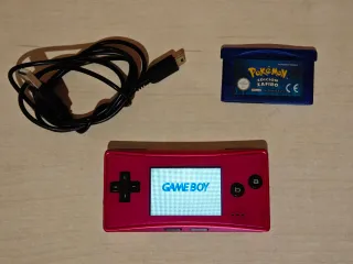 Game Boy Micro Rosa + Pokémon Zafiro