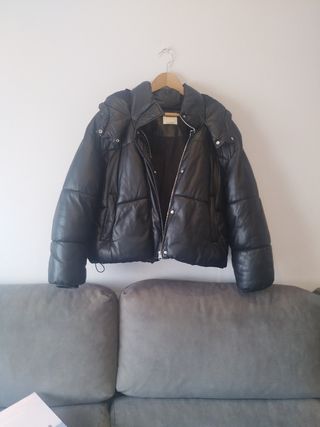 Cazadora acolchada efecto piel mujer negra