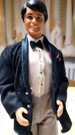 Ken anni '80 con smoking