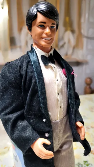 Ken anni '80 con smoking