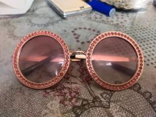 Gafas de sol redondas doradas con pedrería rosa