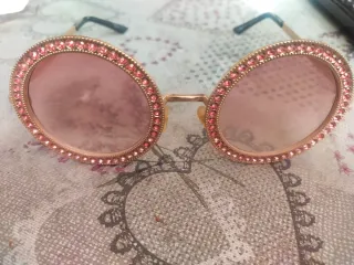 Gafas de sol redondas doradas con pedrería rosa
