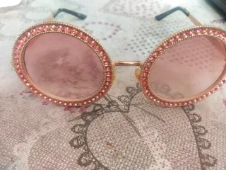 Gafas de sol redondas doradas con pedrería rosa