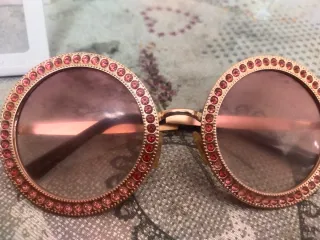 Gafas de sol redondas doradas con pedrería rosa