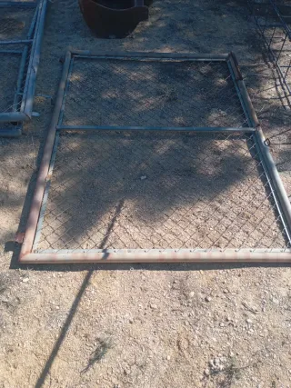 Puerta metálica valla cercado