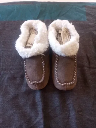 Zapatillas de pelo marrones y blancas