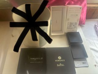 3 scatole vuote Oppo, Prada, Versace