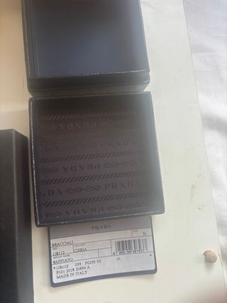 3 scatole vuote Oppo, Prada, Versace