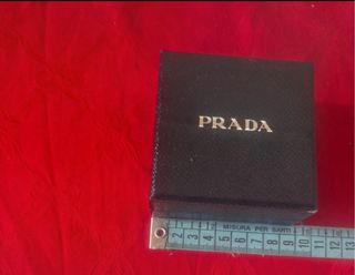 3 scatole vuote Oppo, Prada, Versace