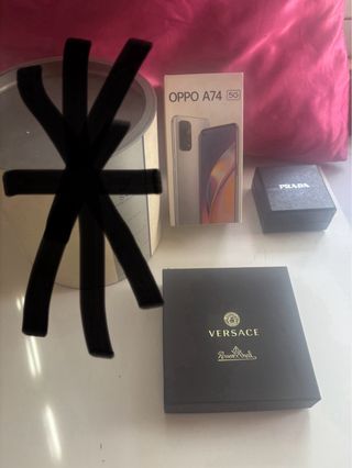 3 scatole vuote Oppo, Prada, Versace