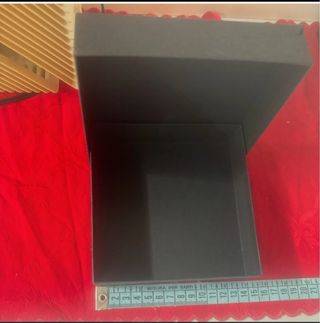 3 scatole vuote Oppo, Prada, Versace