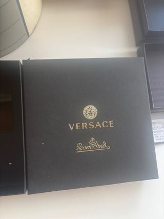 3 scatole vuote Oppo, Prada, Versace