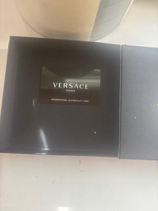3 scatole vuote Oppo, Prada, Versace