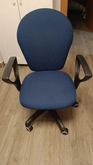 Silla de escritorio azul con reposabrazos