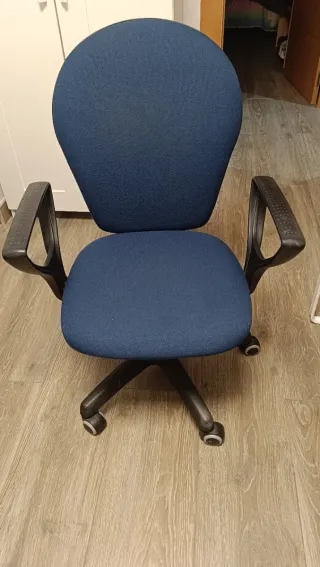 Silla de escritorio azul con reposabrazos