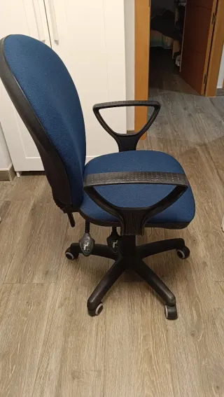 Silla de escritorio azul con reposabrazos