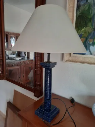 Lámpara de mesa azul y blanca