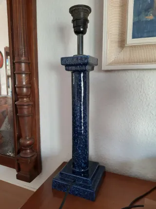 Lámpara de mesa azul y blanca