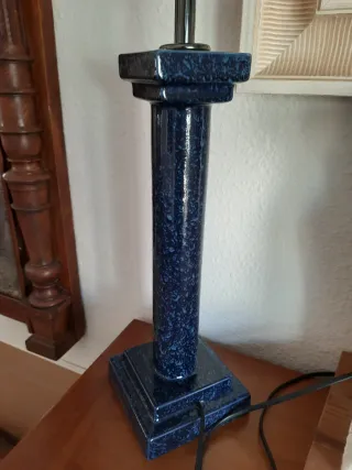 Lámpara de mesa azul y blanca