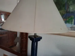 Lámpara de mesa azul y blanca