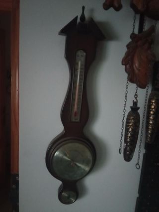 Reloj de pared antiguo con termómetro