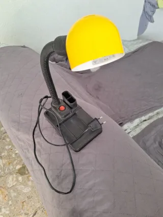 Flexo de escritorio amarillo y negro