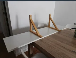 Estantería blanca Ikea con escuadras de madera