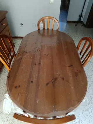 Mesa de comedor de madera con cubierta