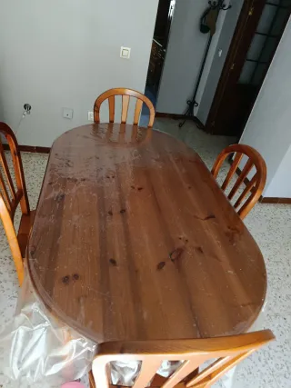 Mesa de comedor de madera con cubierta