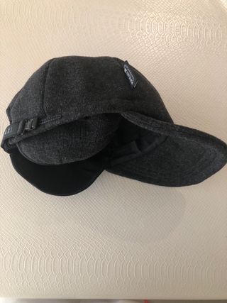 Gorra gris con orejeras Nueva a estrenar￼