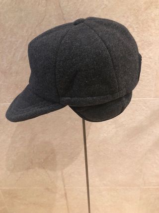 Gorra gris con orejeras Nueva a estrenar￼
