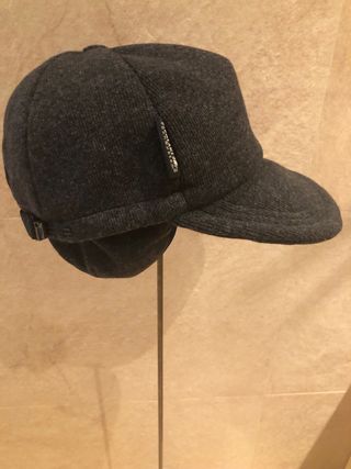 Gorra gris con orejeras Nueva a estrenar￼