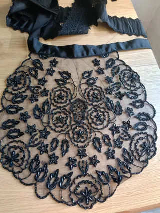 Mantilla y delantal con encaje floral para adulta.