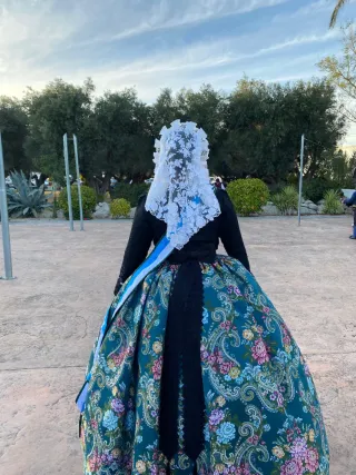 Mantilla y delantal con encaje floral para adulta.