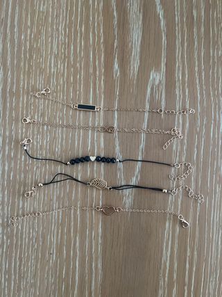 Set de 5 pulseras doradas y negras